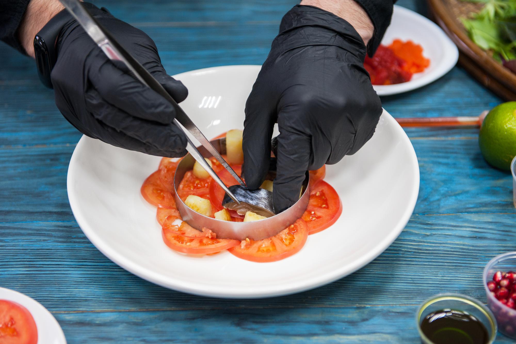 Chef che impiattano con precisione